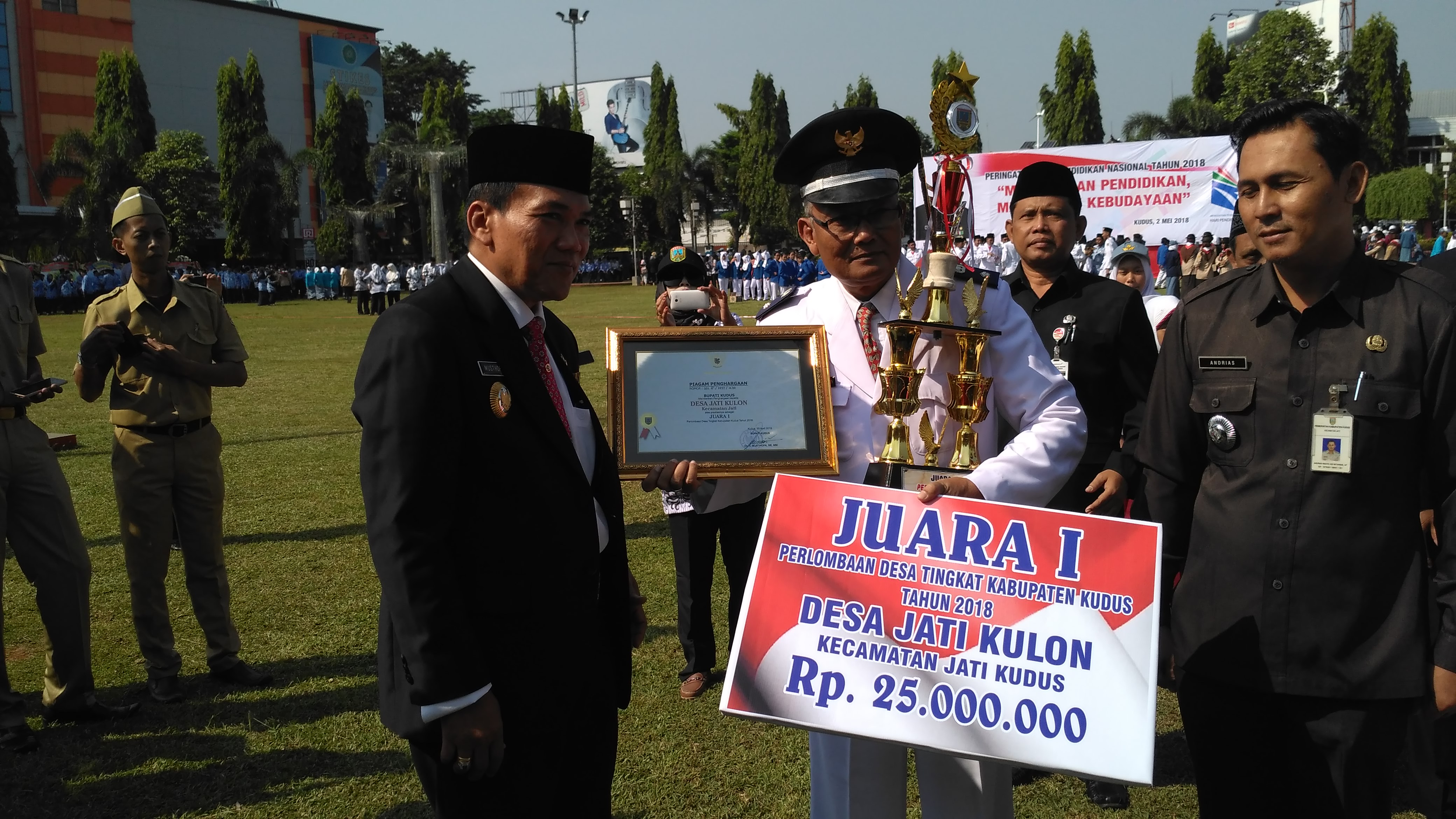 Moment Hardiknas, Bupati Serahkan Hadiah Juara Perlombaan Desa Tahun 2018